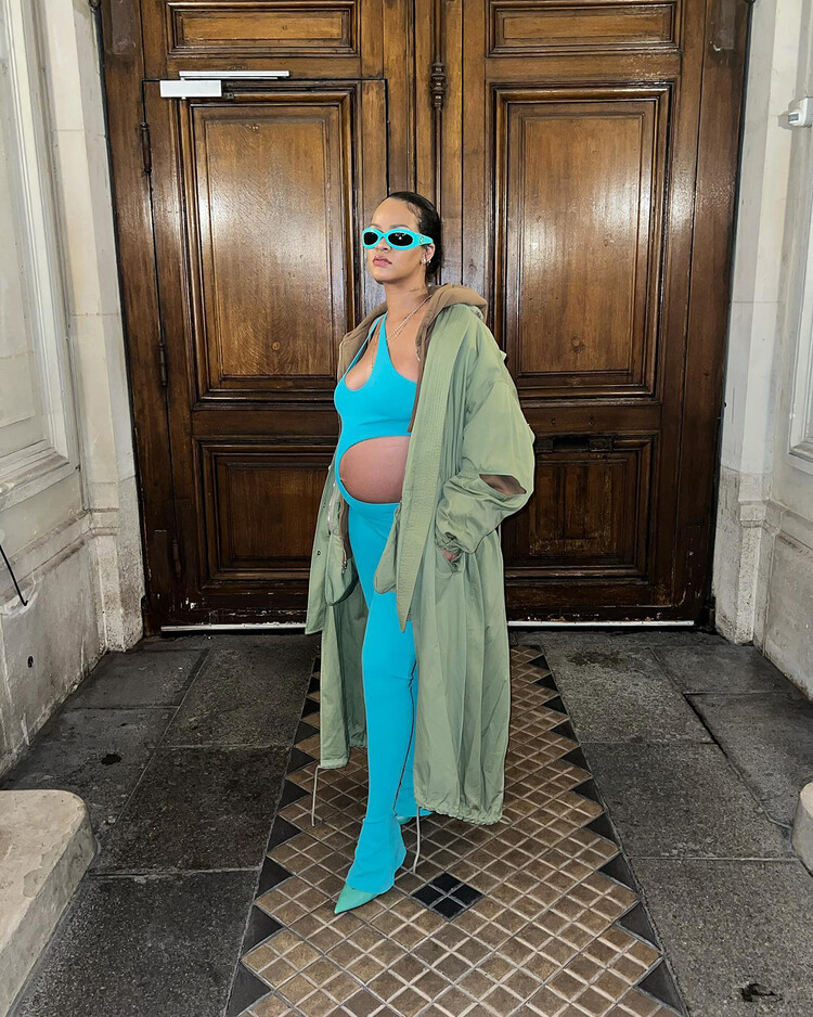 Рианна вновь оголила животик в облегающем комбинезоне на Неделе моды в Париже