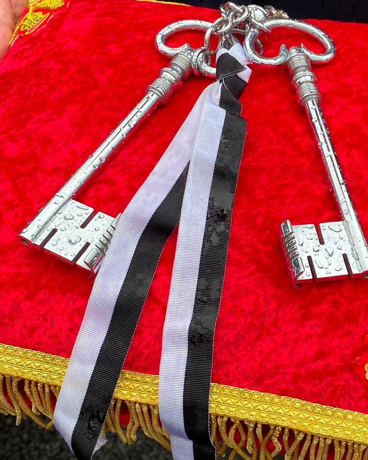 Символические ключи от города Эдинбург, переданные королеве Елизавете II во время церемонии &laquo;Передачи ключей от города Эдинбург&raquo; 27 июня 2022 года во дворце Холируд, Шотландия