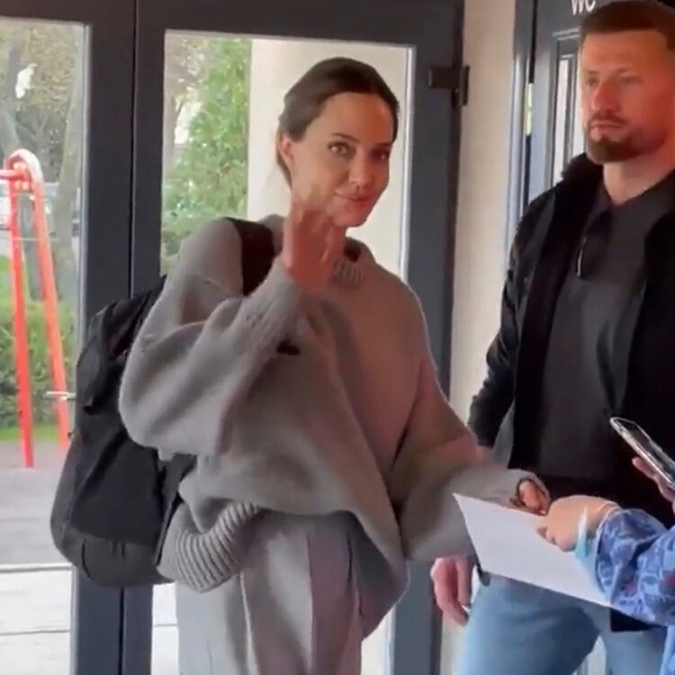Анджелина Джоли прилетела во Львов и зашла за кофе в обычное местное кафе