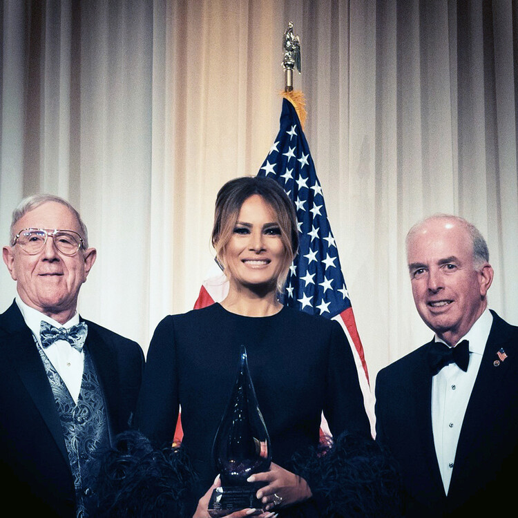 Бывшая первая леди США Мелания Трамп была награждена премией &laquo;Дух Линкольна&raquo; республиканцами из бревенчатых хижин (LCR) на ежегодном гала-вечере &laquo;Дух Линкольна&raquo; в клубе Трампа Мар-а-Лаго