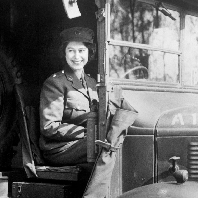 Принцесса Елизавета работала механиком и водителем военного грузовика во время Второй мировой войны в&nbsp;1945 году