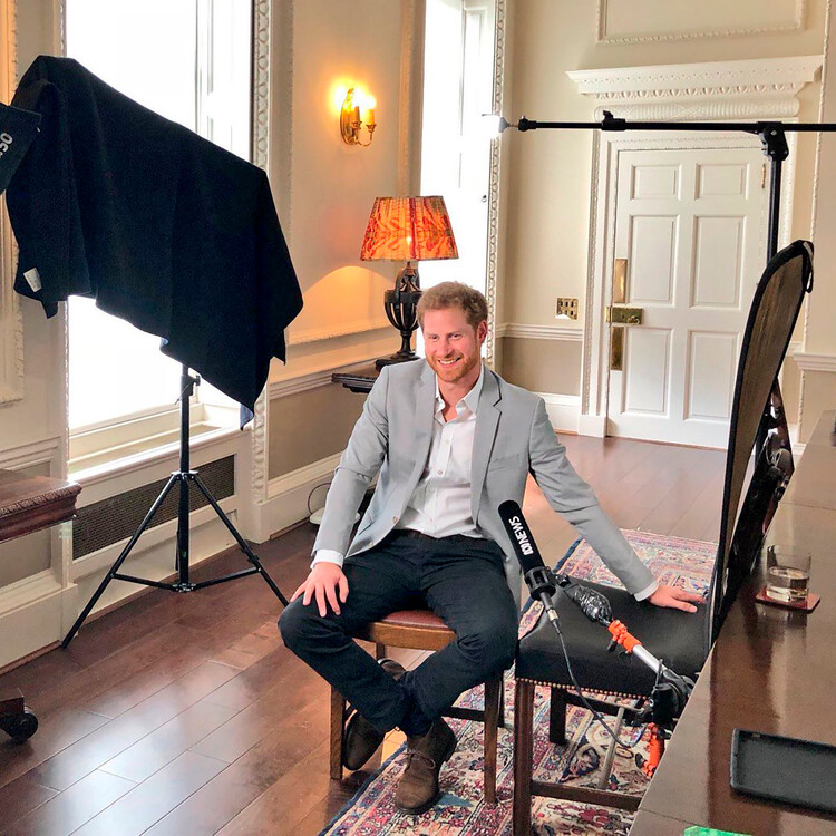Принц Гарри во время записи интервью, снятое в Кенсингтонском дворце перед его отъездом в Австралию в 2019 году