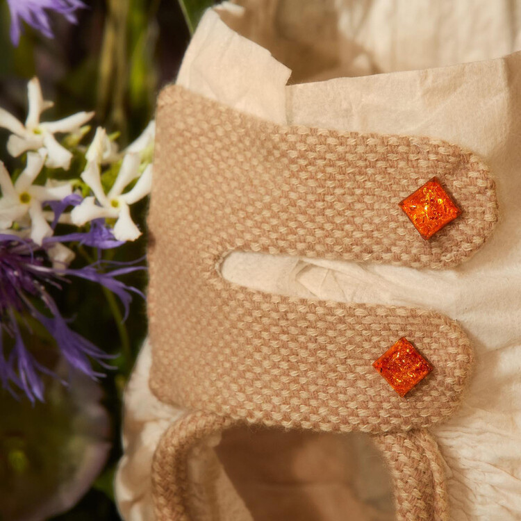 Гвинет Пэлтроу создала люксовые подгузники для детей, украшенные янтарём