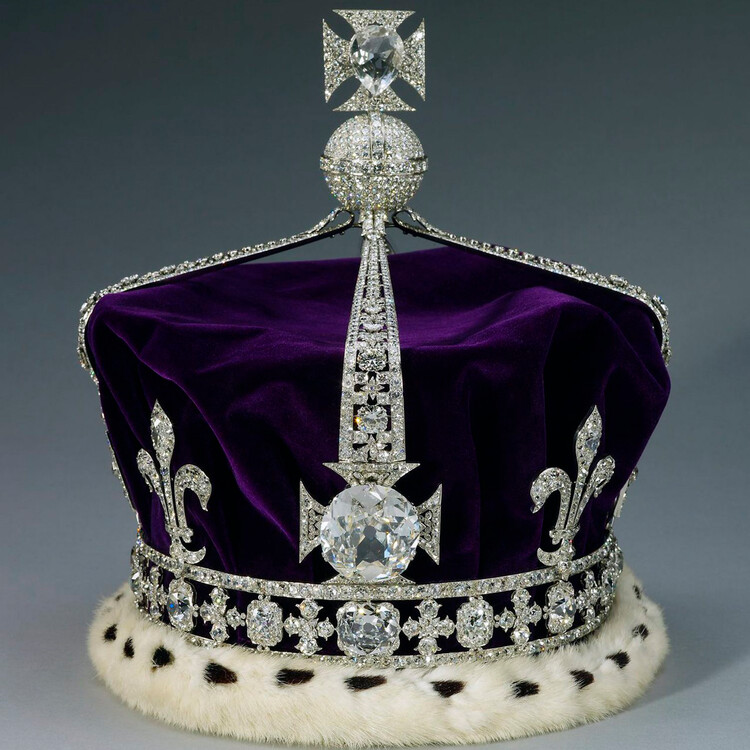 Корона королевы Мэри украшена бриллиантом &laquo;Кохинур&raquo;