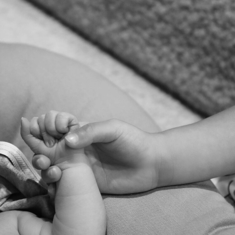 Кайли Дженнер держит новорождённого сына, 2022