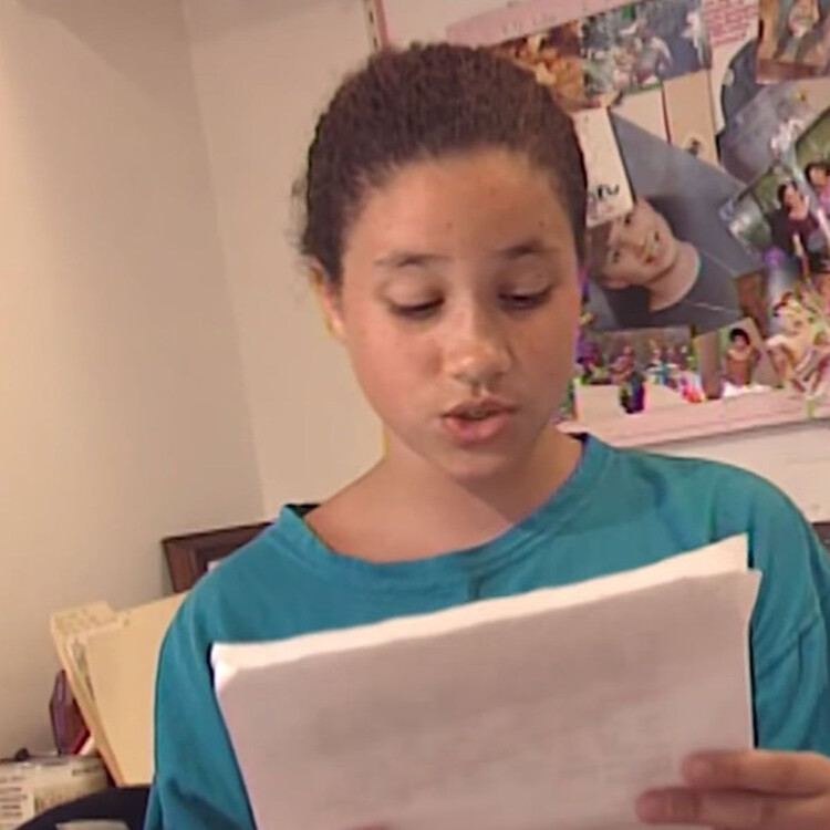 Меган Маркл в 12-летнем возрасте читает письмо на видеокамеру, 1993