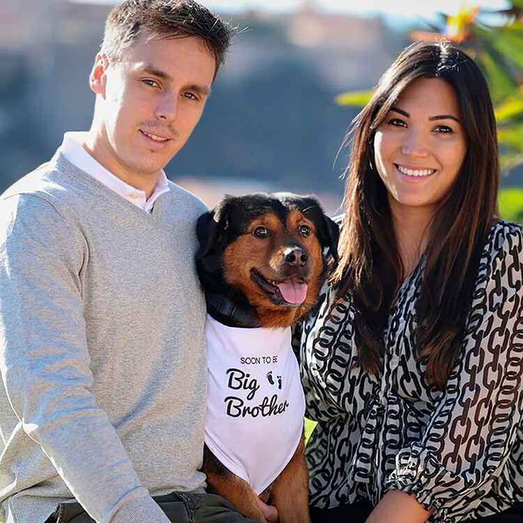 Сын принцессы Монако Луи Дюкрюэ с женой Мари Шевалье и их собакой объявляют о пополнении в семействе, 24 ноября 2022 года