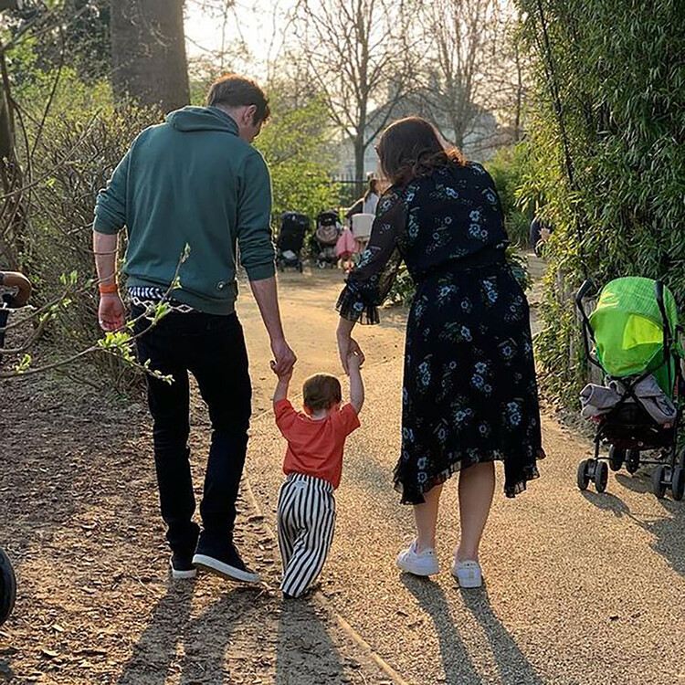 Джек Бруксбэнк и принцесса Евгения с сыном Августом Филипом Хоук Бруксбэнком гуляют в парке, 2022