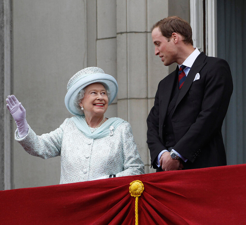 Елизавета II с принцем Уильямом на балконе Букингемского дворца 