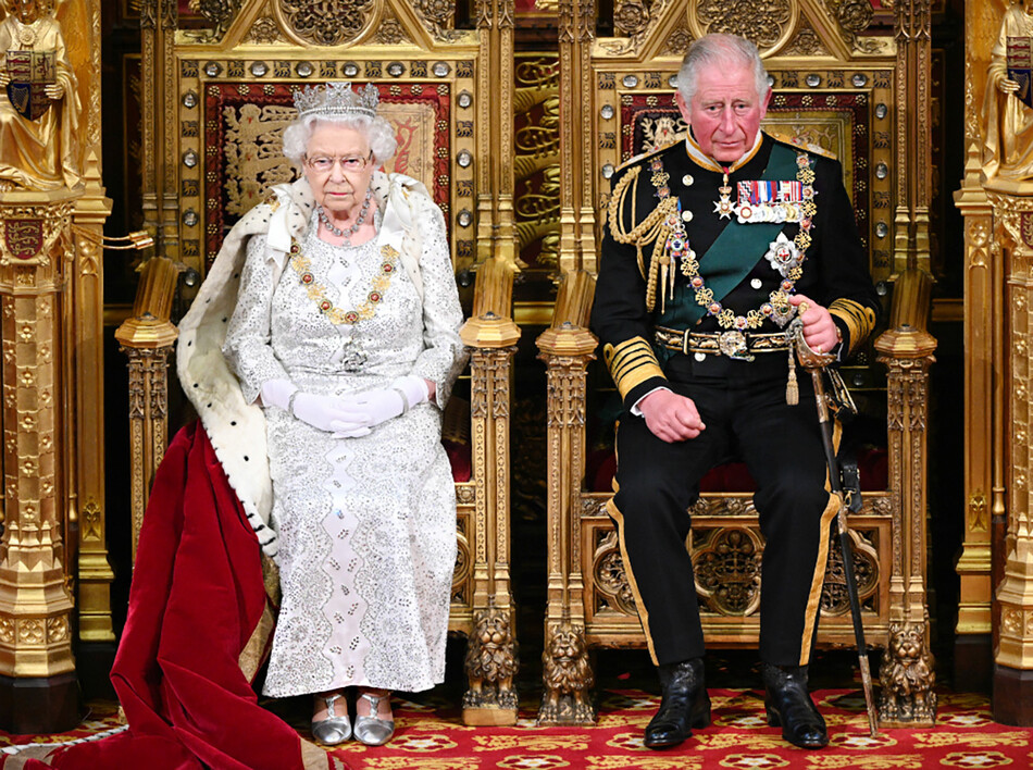 Королева Елизавета II и принц Чарльз, принц Уэльский, во время государственного открытия парламента в Вестминстерском дворце 14 октября 2019 года в Лондоне, Англия