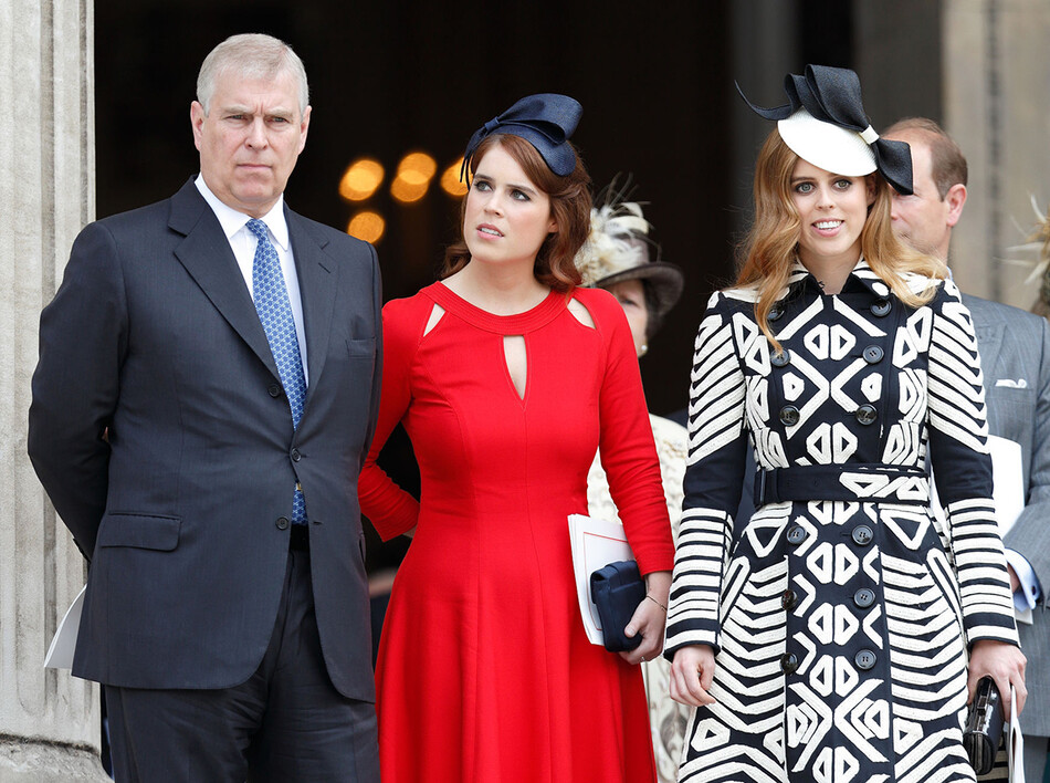 Принц Эндрю, герцог Йоркский с принцессой Беатрис и принцессой Евгенией посещают Национальную службу благодарения в рамках празднования 90-летия королевы в соборе Святого Павла 10 июня 2016 года в Лондоне, Англия