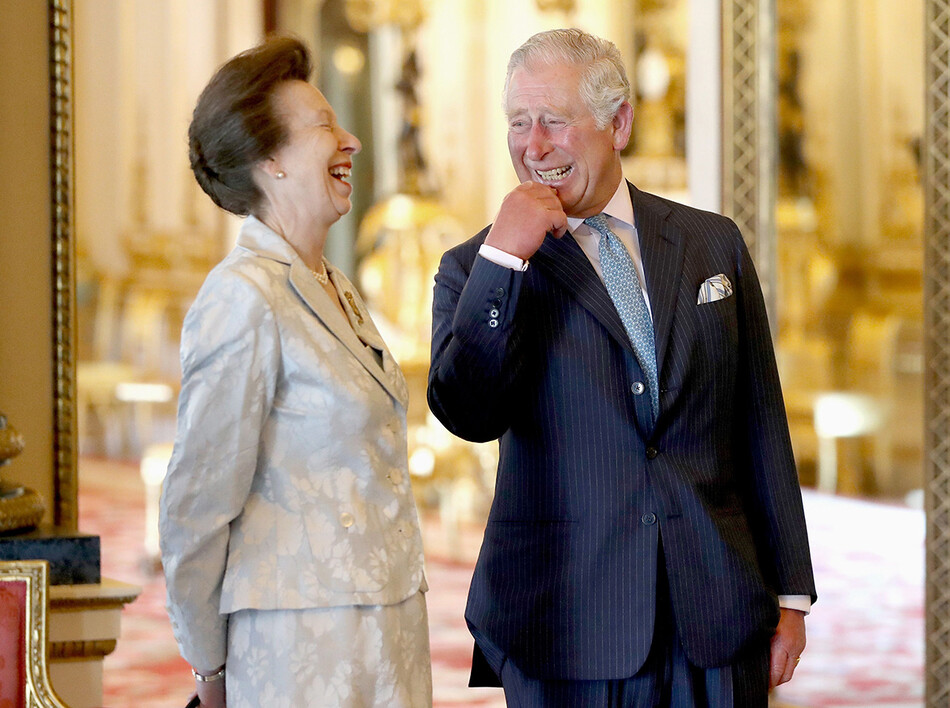 Чарльз, принц Уэльский и принцесса Анна весело коротают время в ожидании начала официального открытия встречи глав правительств Содружества (CHOGM) в бальном зале Букингемского дворца 19 апреля 2018 года в Лондоне, Великобритания