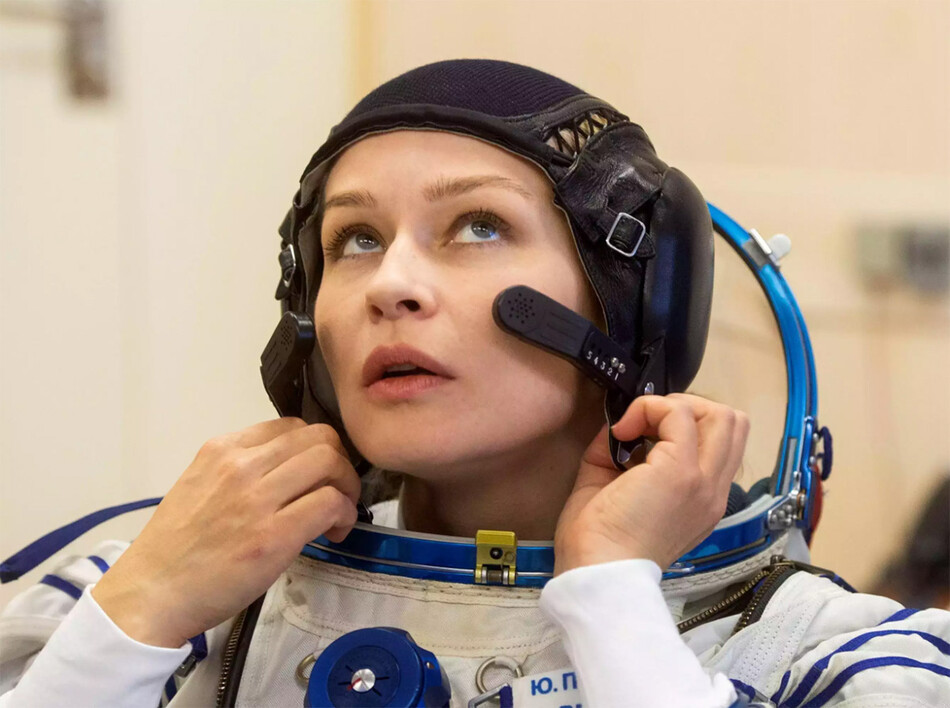 Актриса Юлия Пересильд перед своей экспедицией на Международную космическую станцию, 19 сентября 2021 года