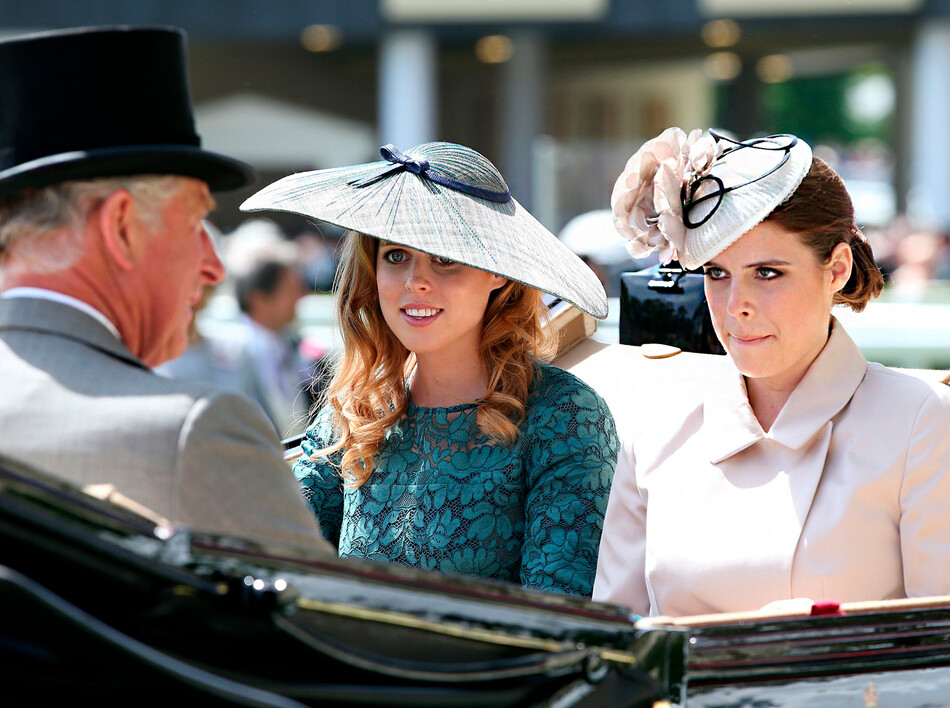 Принц Чарльз, принц Уэльский, принцесса Йоркские Беатрис и Евгения посещают первый день Королевского Эскота на ипподроме Аскот 17 июня 2014 года в Аскоте, Англия