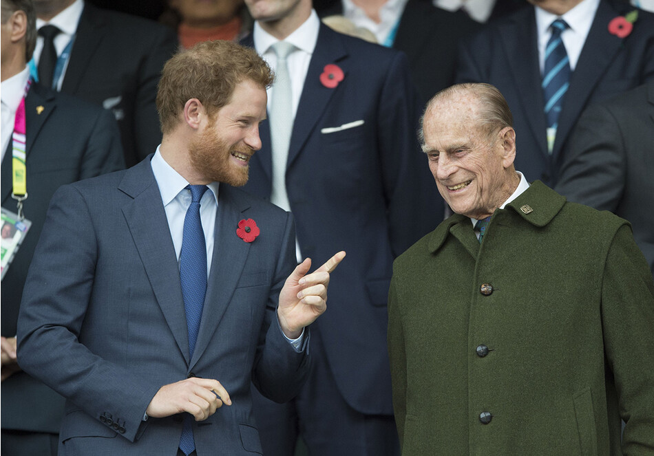 Принц Гарри и принц Филип, герцог Эдинбургский, присутствуют на финальном матче чемпионата мира по регби 2015 