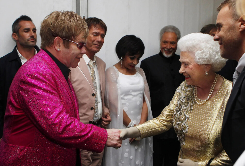 Королева Елизавета II была представлена сэру Элтону Джону за кулисами после Бриллиантового юбилея в Букингемском дворце, 2012