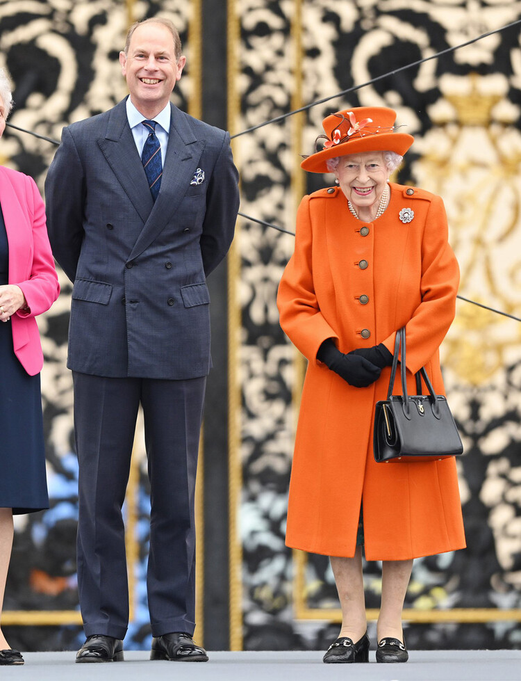 Королева Елизавета II и принц Эдуард, граф Уэссекский, присутствуют на открытии эстафеты Королевской дубинки для Бирмингема 2022 года, XXII Игр Содружества в Букингемском дворце 7 октября 2021 года в Лондоне, Англия