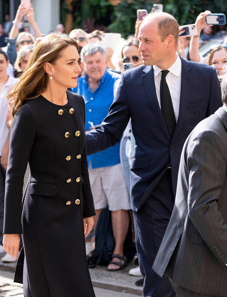 Принц Уильям, принц Уэльский и Кэтрин, принцесса Уэльская, прибывают в Виндзорскую ратушу, чтобы встретиться с волонтерами и организаторами похорон королевы Елизаветы II 22 сентября 2022 года в Виндзоре, Великобритания