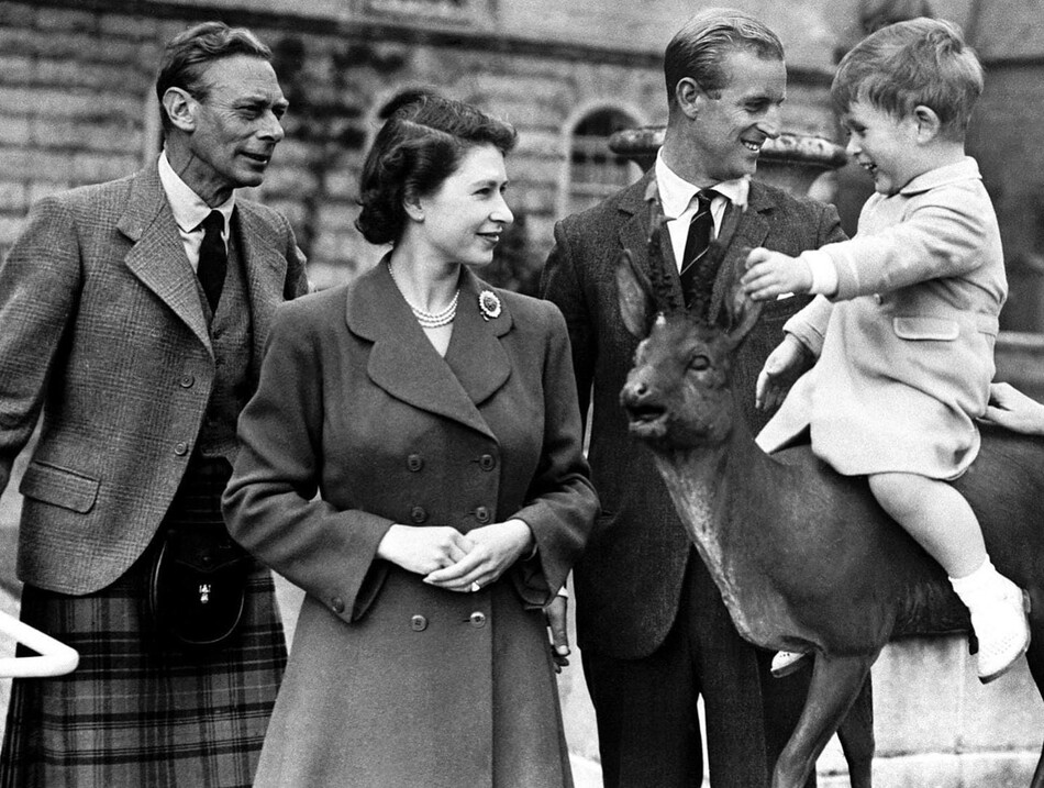 Король Георг VI, принц Филипп и Елизавета II с принцем Чарльзом