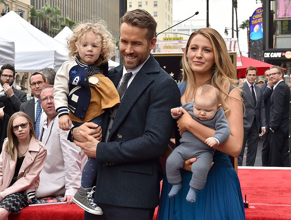 Райан Рейнольдс и Блейк Лайвли позируют со своими дочерьми, во время торжественной церемонии открытия именной звезды на Аллее славы в Голливуде 15 декабря 2016 года в Голливуде, Калифорния
