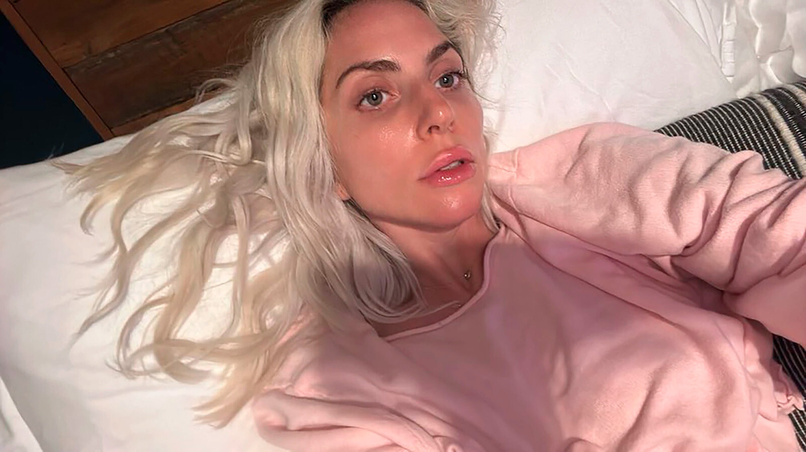 Леди Гага без макияжа в постели