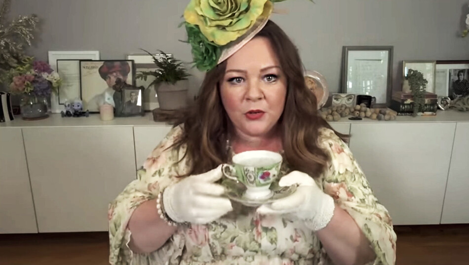 Мелисса Маккарти с чашкой чая, в праздничном видео приуроченном 40-летию герцогини Сассекской, 2021  