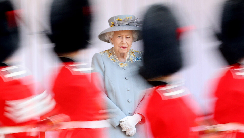 Королева Елизавета II принимает военный парад известный как Trooping the Color, приуроченный ко дню рождения монарха 12 июня 2021 года в Виндзоре, Англия