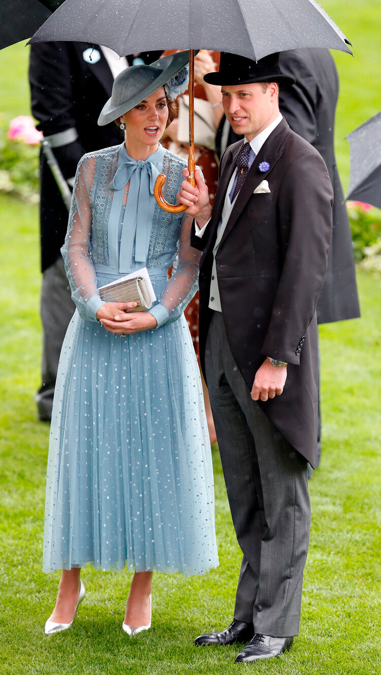 Принц Уильям, герцог Кембриджский, и Кэтрин, герцогиня Кембриджская, посещают первый день Королевского Эскота на ипподроме Аскот 18 июня 2019 года в Аскоте, Англия