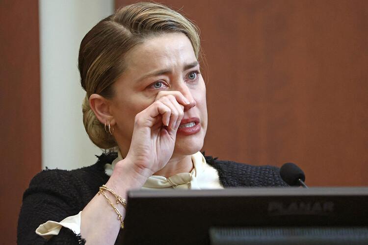Эмбер Хёрд расплакалась во время дачи показаний в зале суда окружного суда округа Фэрфакс в Фэрфаксе, штат Вирджиния, 16 мая 2022 года