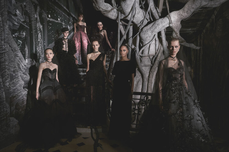 Чёрный правит бал у Christian Dior