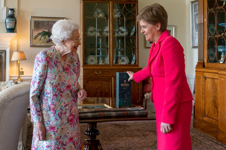Королева Елизавета II принимает председателя шотландского парламента Элисон Джонстон во время аудиенции во дворце Холируд в Эдинбурге в рамках её традиционной поездки в Шотландию на Неделю Холируд, 29 июня 2022 года в Эдинбурге, Соединенное Королевство