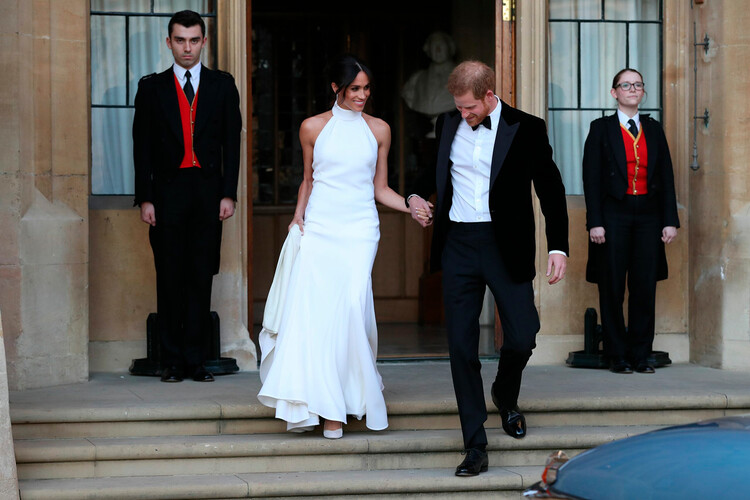 Принц Гарри, герцог Сассекский и Меган Маркл, герцогиня Сассекская, переодевшись от свадебных нарядов направляются на вечерний приём во Фрогмор-Хаусе 19 мая 2018 года, Виндзорский замок, Англия
