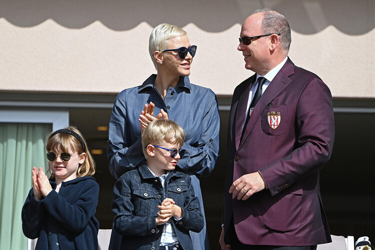 Принцесса Монако Шарлен, принц Монако Альбер II, принц Монако Жак и принцесса Монако Габриэлла принимают участие в турнире по регби Sainte Devote 07 мая 2022 года в Монако, Монако