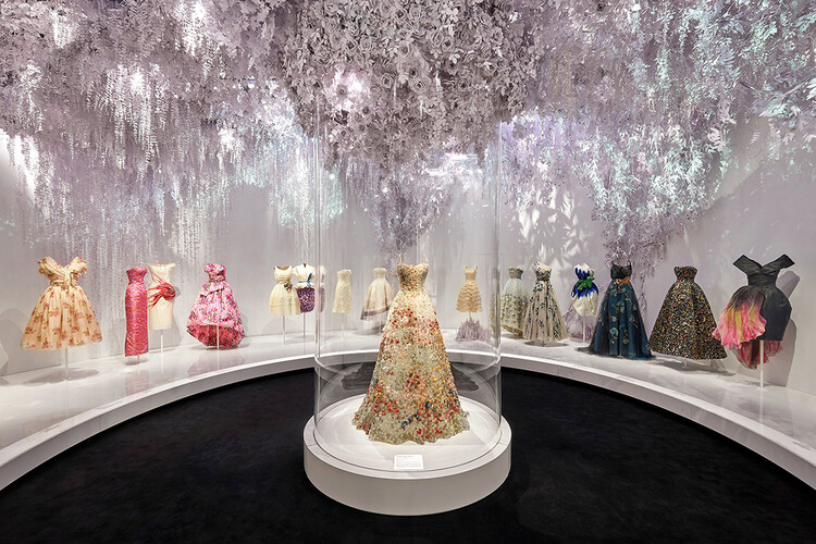 Закрытие выставки Dior в музее Виктории и Альберта