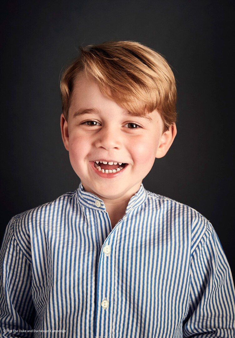 Принц&nbsp;Джордж&nbsp;на официальном портрете, сделанном фотографом Крисом Джексоном в честь 4-го дня рождения