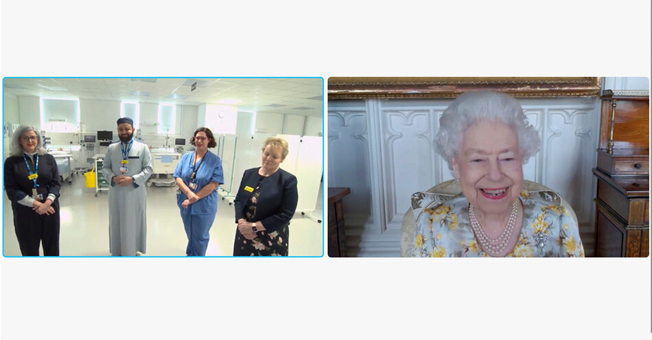 Елизавета II общается с руководством больницы NHS, 6 апреля 2022 года в Лондоне, Англия