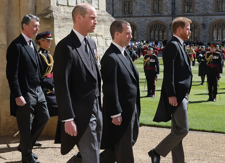 Принц Уильям c членами королевской семьи следуют за гробом принца Филиппа во время торжественной процессии принца Филиппа в Виндзорском замке 17 апреля 2021 года в Виндзоре, Англия