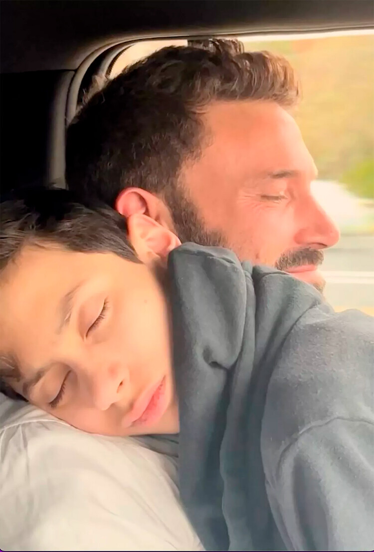 Дженнифер Лопес поделилась милой фотографией сына, который сладко уснул на Бене Аффлеке