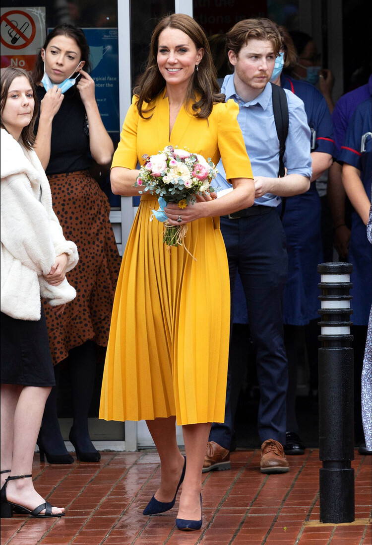 Кэтрин, принцесса Уэльская общается с публикой после посещения Королевской больницы графства Суррей 5 октября 2022 года в Гилфорде, Англия