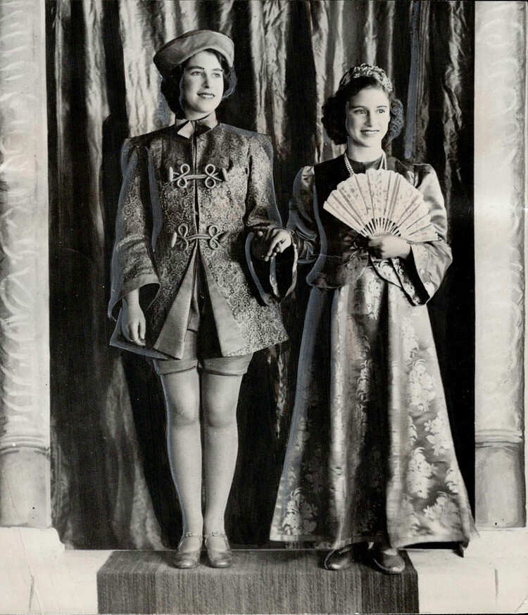  Елизавета II и принцесса Маргарет в детстве