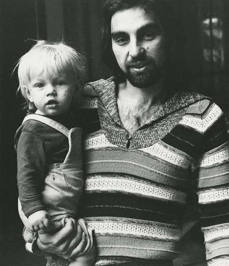 Леонардо Ди Каприо на руках его отца Джорджа Ди Каприо возле своего дома в Голливуде, штат Калифорния, около января 1976 года