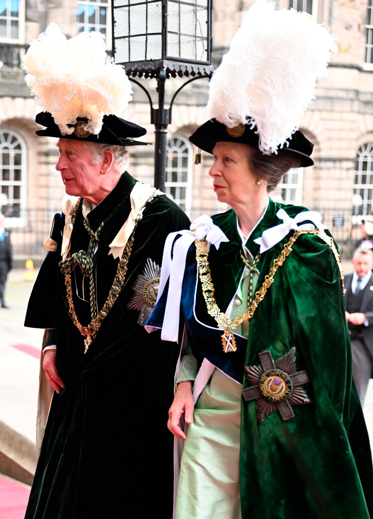 Принц Чарльз и принцесса Анна прибывают на церковную службу Ордена чертополоха в соборе Святого Джайлса 30 июня, 2022 год в Эдинбурге, Великобритания