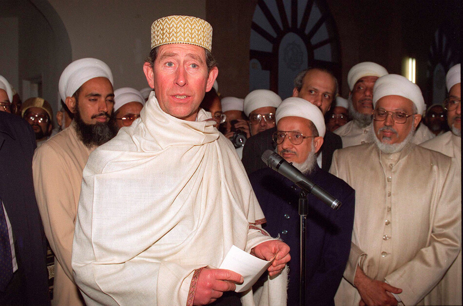 Принц Чарльз произносит речь во время посещения мечети в парке Мохаммеди в Нортхолте 19 марта 1996 г., Англия