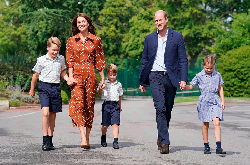 Принц Уильям и Кейт Миддлтон проводили своих детей принца Джорджа, принцессу Шарлотту и принца Луи в новую школу Ламбрук, недалеко от Аскота 7 сентября 2022 года в Бракнелле, Англия