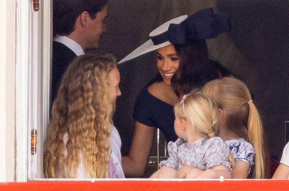 Меган Маркл общается с детьми Майка Тиндалла, Зарой и другими королевскими детьми во время празднования Церемонии выноса знамени (Trooping the Colour),2 июня 2022 года, Лондон, Великобритания
