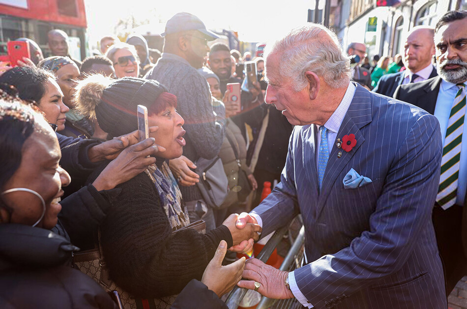 Принц Чарльз обменивается рукопожатием во время посещения The Prince's Trust 11 ноября 2021 года в Лондоне, Англия