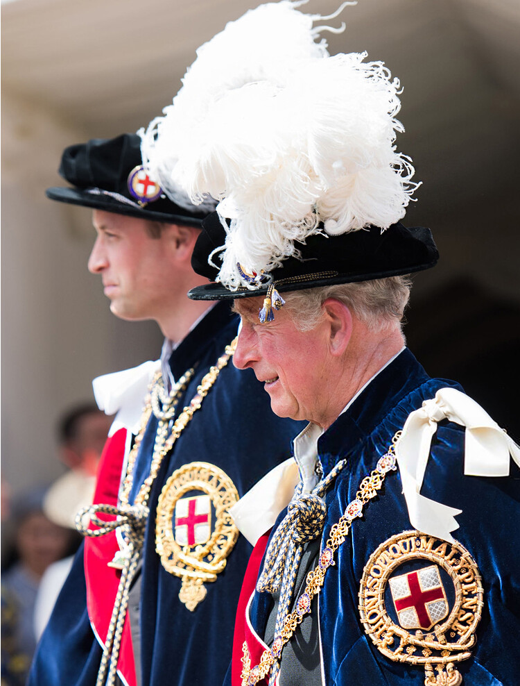 Принц Уильям, герцог Кембриджский и принц Чарльз, принц Уэльский присутствуют на церемонии Орден Подвязки в часовне Святого Георгия 17 июня 2019 года в Виндзоре, Англия