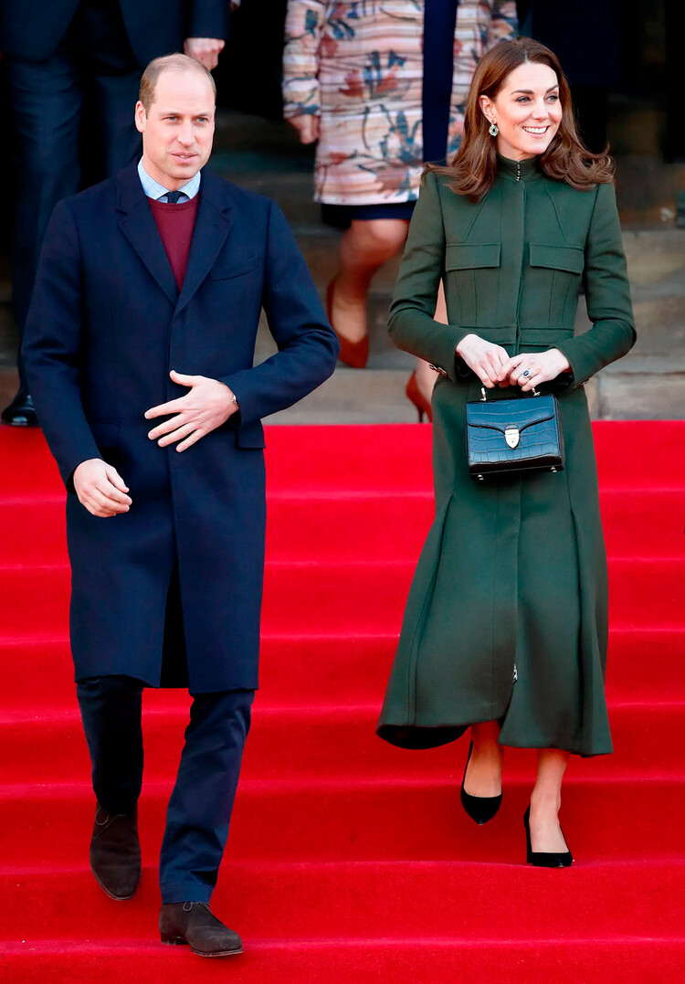 Принц Уильям, герцог Кембриджский и Кэтрин, герцогиня Кембриджская выходят из мэрии Брэдфорда 15 января 2020 г., Великобритания