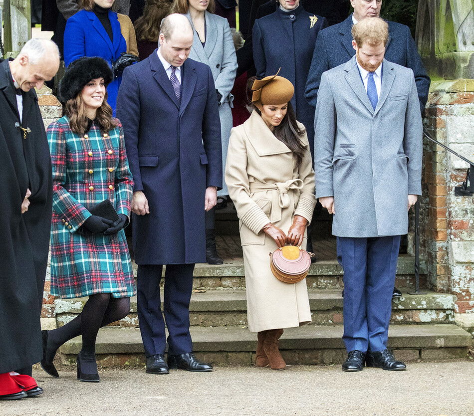 Королевская семья после традиционного рождественского богослужения королевской семьи в церкви Святой Марии Магдалины в Сандрингеме, Норфолк, восточная Англия, 25 декабря 2017  