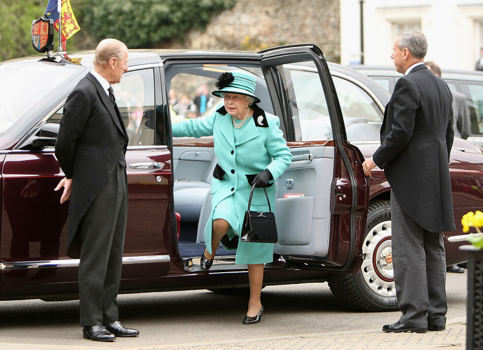 Королева Елизавета II и принц Филипп, герцог Эдинбургский, выходят из машины, чтобы присутствовать на приеме после Королевской Чистой службы в соборе Святого Эдмундсбери 9 апреля 2009 года в Бери-Сент-Эдмундс, Англия